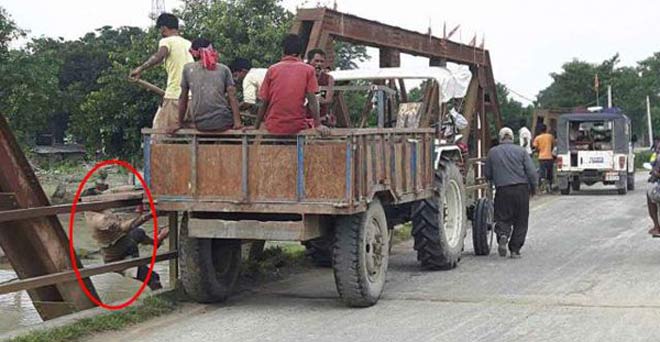 बिहार में पुलिस के सामने अमानवीय तरीके से नदी में फेंके गए शव