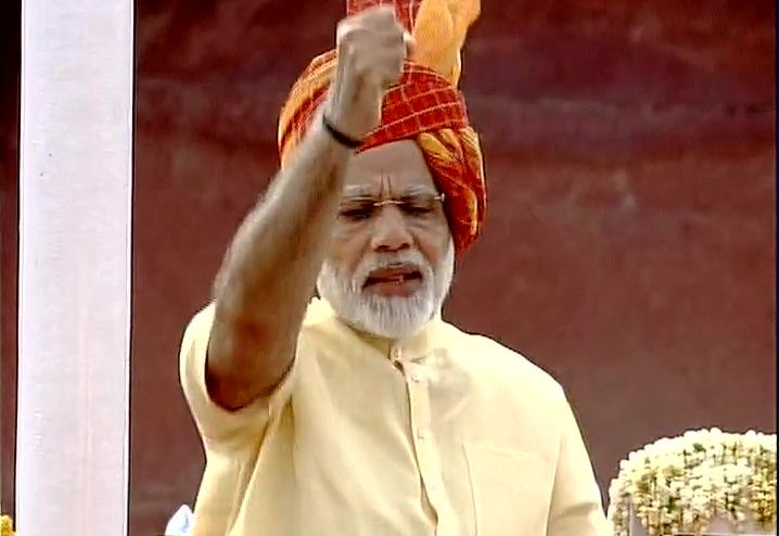 मोदी के मंत्री ने तलवार से काटा भारत का नक्शा और तिरंगा, कार्रवाही की मांग