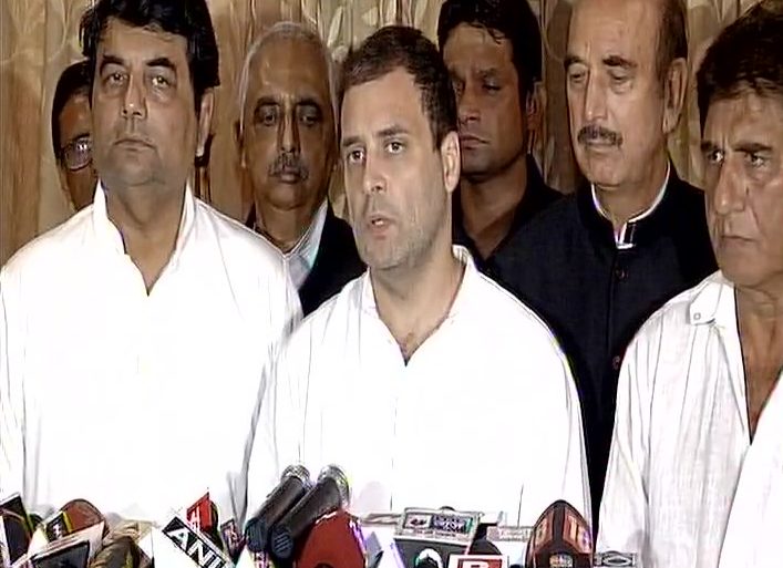 गोरखपुर: पीड़ित परिवारों से मिले राहुल गांधी, कहा ‘पीएम मोदी का ऐसा न्यू इंडिया नहीं चाहिए’