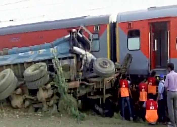 एक सप्ताह में दूसरी रेल दुर्घटना, कैफियात एक्सप्रेस डंपर से टकरा कर पटरी से उतरी, 75 घायल