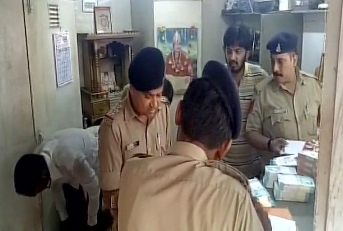गुजरात में पकडे गए 47 लाख कीमत के दो सौ रुपये के नोट, मचा हड़कंप