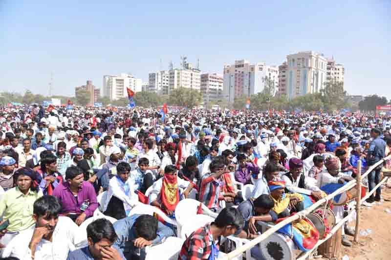 राहुल गांधी की गांधीनगर रैली में आयी भीड़ को भाड़े की सिद्ध करने के लिए झूठे वीडियो का सहारा