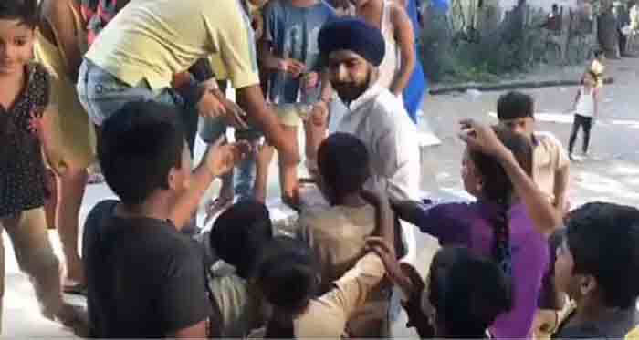 वीडियो: सुप्रीमकोर्ट के आदेश के बावजूद बीजेपी प्रवक्ता ने बांटे पटाखे