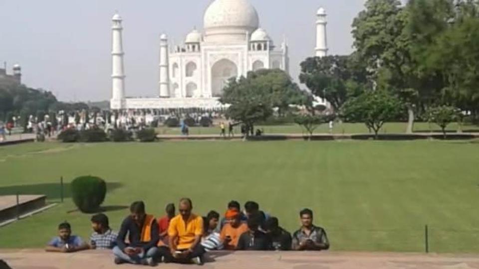 योगी के दौरे से पहले ताजमहल पर शिव चालीसा का पाठ, लिखना पड़ा माफीनामा