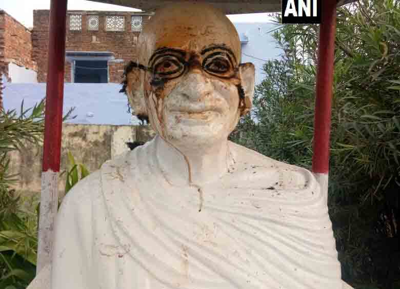 शर्मनाक: अज्ञात लोगों ने महात्मा गांधी की मूर्ति में लगाई आग