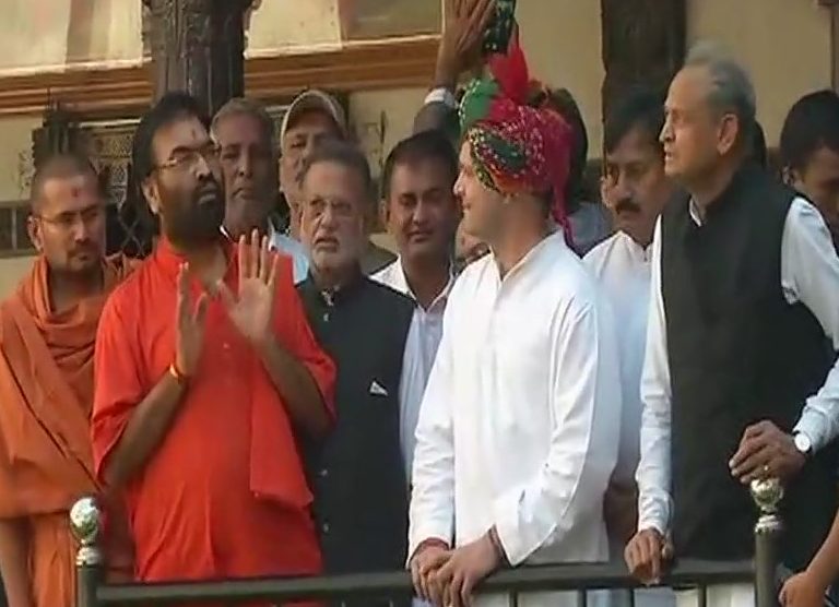 स्वामी नारायण मंदिर के पुजारी ने बीजेपी को लताड़ा, कहा “राहुल पूरी आस्था से मंदिर में आये थे”