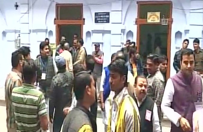 निकाय चुनावो में ईवीएम की गड़बड़झाला: बत्ती सिर्फ कमल के फूल पर जलती है