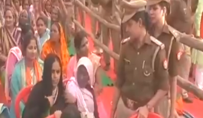 योगी आदित्यनाथ की रैली में पुलिस ने जबरन उतरवाया मुस्लिम महिला का बुर्का