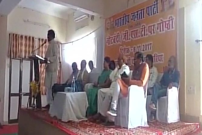 Video: बीजेपी सरकार के मंत्री बोले “जीएसटी को बड़े बड़े सीए नहीं समझ पा रहे”