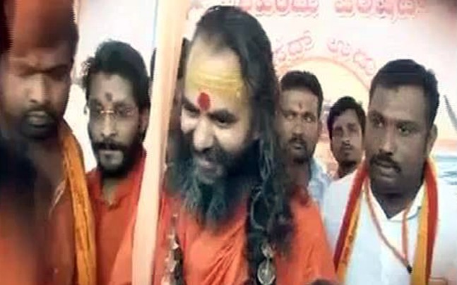 धर्म संसद में नरेंद्र नाथ का बयान: हिन्दुओं के हाथ मोबाईल नहीं हथियार होना चाहिए