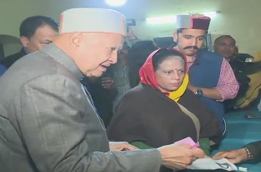 हिमाचल में शांतिपूर्ण तरीके से मतदान जारी, वीरभद्र ने किया बहुमत का दावा