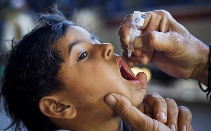 बच्चो को पोलियो की एक्सपायरी दवा पिला रही गुजरात सरकार