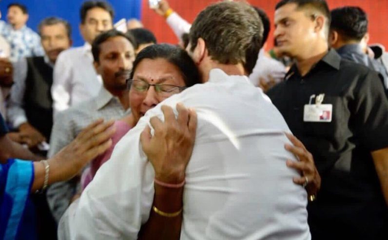 जब राहुल गांधी के भाषण के बाद फफक कर रोने लगी ये शिक्षिका