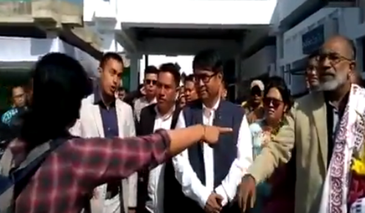 वीडियो: वीवीआईपी कल्चर में फ्लाइट हुई लेट, केंद्रीय मंत्री पर जमकर भड़की महिला