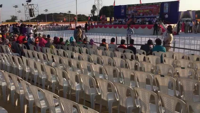 योगी की सभा में नहीं आ रही भीड़, खाली कुर्सियां देख बीजेपी चिंतित