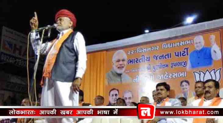 थाली बेलन लेकर रैली में घुसीं महिलायें, मंच छोड़कर भागे मोदी के मंत्री