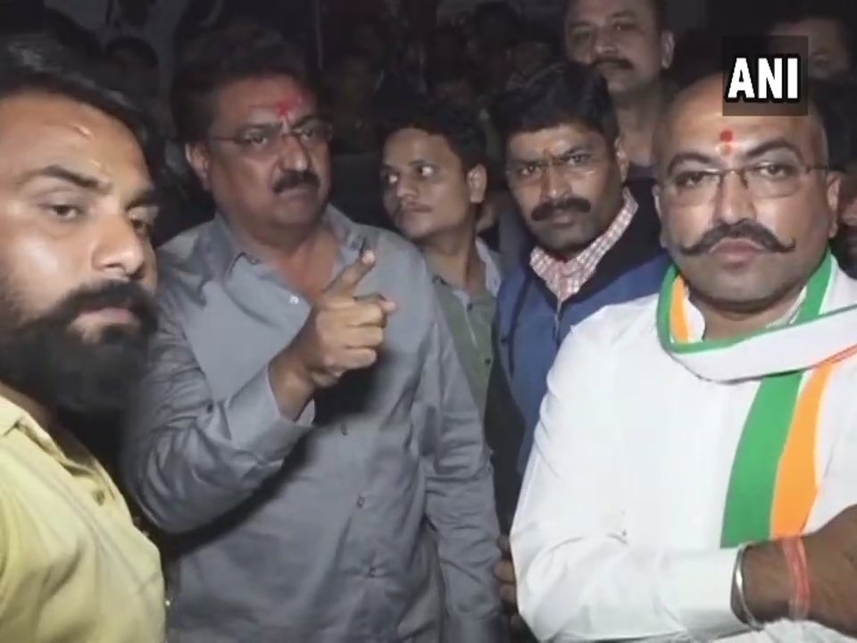 चुनावी पोस्टर हटाने पर विवाद, कांग्रेस – बीजेपी कार्यकर्ताओं में भिड़ंत