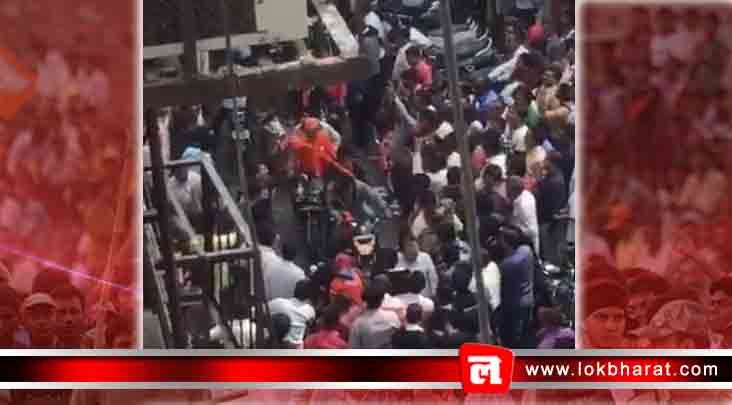 सूरत: बीजेपी पर भड़के लोगों ने कार्यकर्ताओं की टोपियां उछालीं, झंडे उतार फेंके