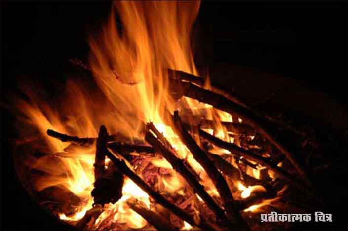 दबंगो ने दलित का नहीं होने दिया शमशान में अंतिम संस्कार, घर के बाहर जलाई चिता