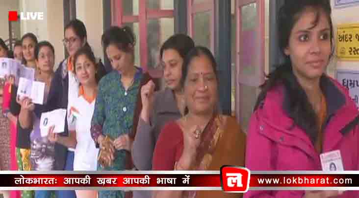 गुजरात में पहले चरण के लिए मतदान जारी, कई जगह ईवीएम में दिक्क्त