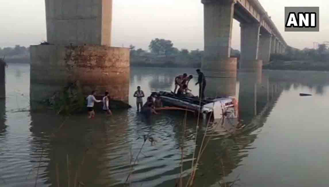 राजस्थान में यात्रियों से भरी बस नदी में गिरने से 30 की मौत