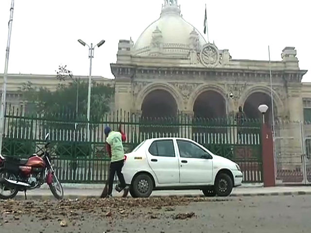नाराज़ किसानो ने विधानसभा, सीएम आवास के सामने फेंके आलू, 5 पुलिसकर्मियों पर गिरी गाज
