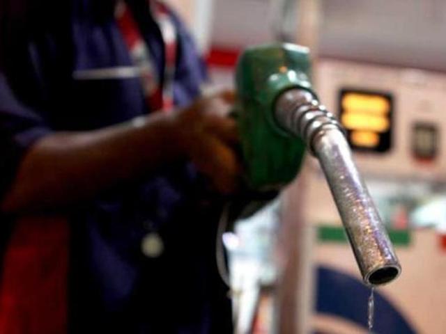 विश्व बैंक ने किया आगाह: इस वर्ष 100 रुपये का आंकड़ा छू सकता है पेट्रोल का भाव