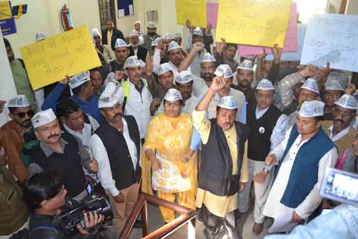 बीजेपी शासित राज्यों में ‘लाभ के पद’ वाले बीजेपी विधायकों की सदस्यता रद्द करने की मांग उठी