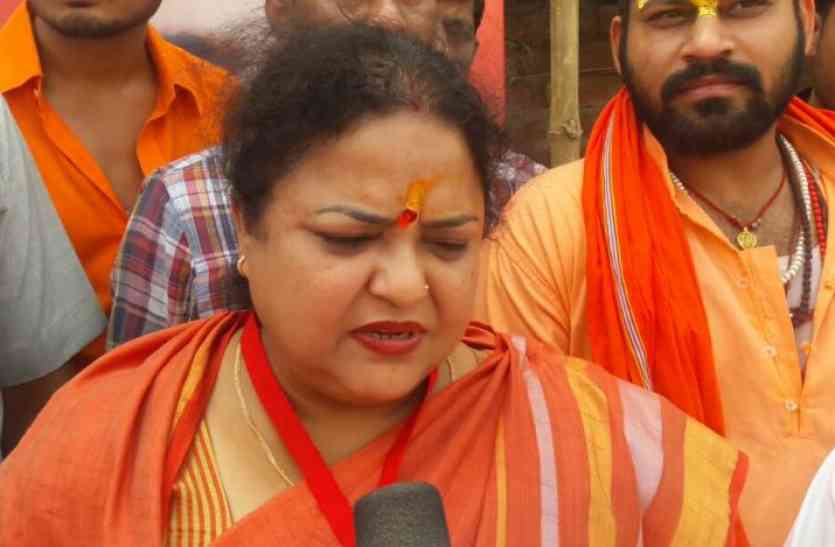 अभी तक नहीं मिले सभी बच्चो को स्वेटर, सड़को के गड्डे भरने जैसा निकला योगी सरकार का वादा