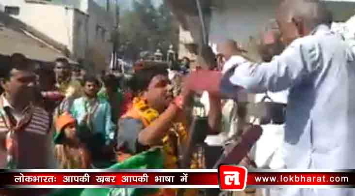 चुनाव प्रचार के दौरान बीजेपी उम्मीदवार को पहनाई चप्पलो की माला, वीडियो वायरल