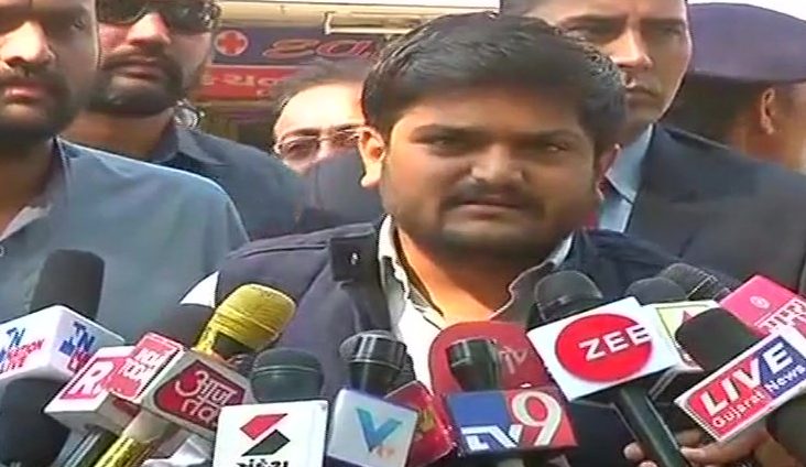 तोगड़िया से मिले हार्दिक पटेल, कहा, ‘मोदी – शाह कर रहे साजिश’