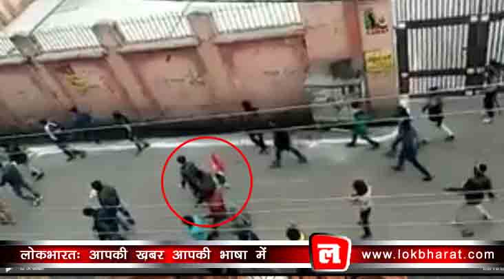 कासगंज हिंसा का एक और वीडियो आया सामने: तिरंगा हाथ में लिए गोलियां चला रहे युवा