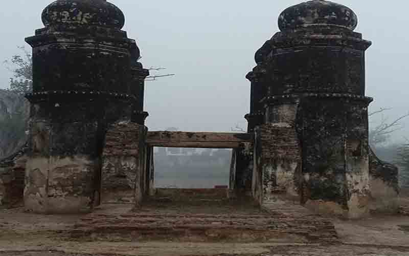 एक गाँव जो अंग्रेजों ने कर दिया था नीलाम, बर्बरता के मूक गवाह हैं बरगद के पेड़ और जर्जर कुआं