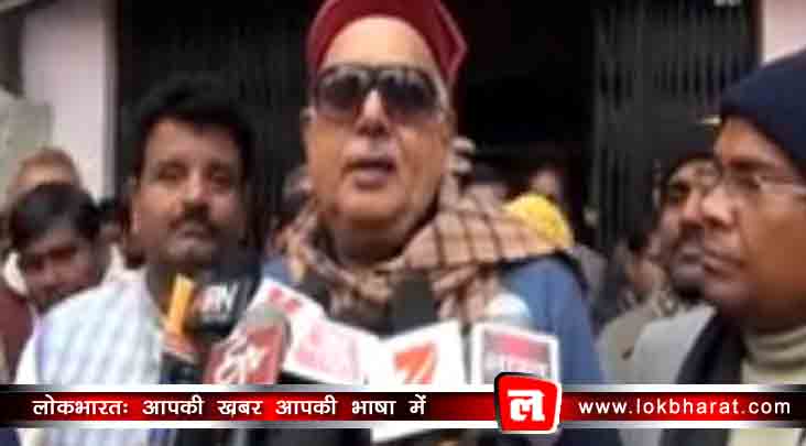 स्वेटर, मफलर और टोपी पहने थे मंत्री जी, बच्चो को स्वेटर न मिलने पर बोले ‘मार्च तक पड़ती है सर्दी’