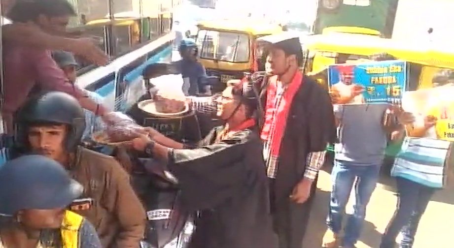 बेंगलुरु में छात्रों ने बेचा मोदी, अमित शाह और येदुरप्पा पकोड़ा
