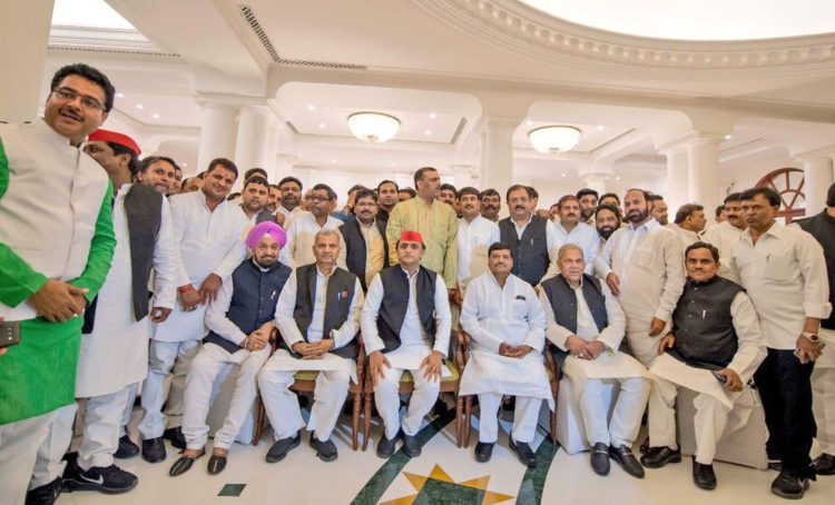 राज्य सभा चुनाव: सपा के डिनर में शामिल हुए चाचा शिवपाल, 9वीं सीट पर टिकी हैं नज़रें