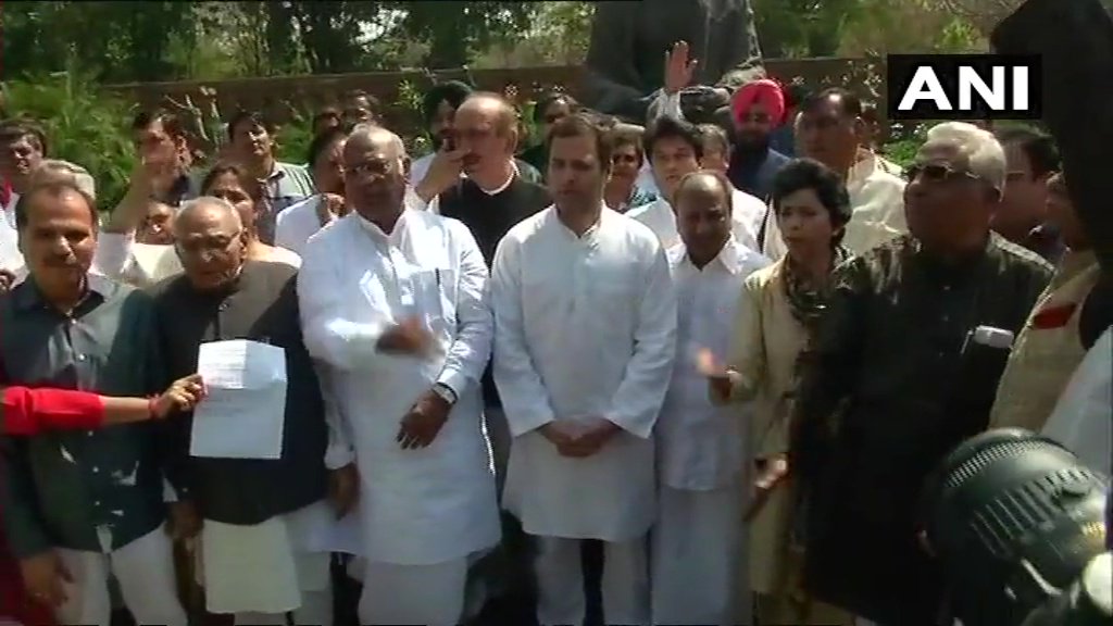 SC-ST एक्ट पर सुप्रीम कोर्ट के फैसले से नाराज कांग्रेस का प्रदर्शन