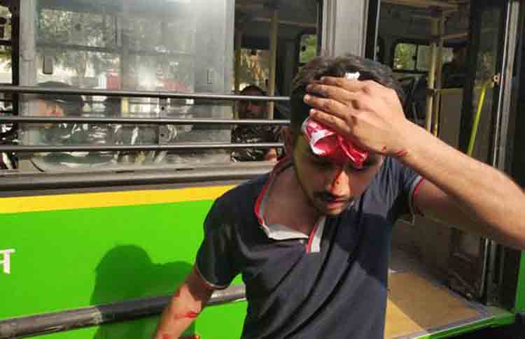 दिल्ली में प्रदर्शनकारी छात्रों पर पुलिस लाठी चार्ज