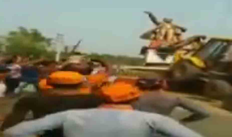 त्रिपुरा में बीजेपी की जीत से बौराये भगवाधारियों का बवाल, लेनिन की मूर्ति उखाड़ फेंकी