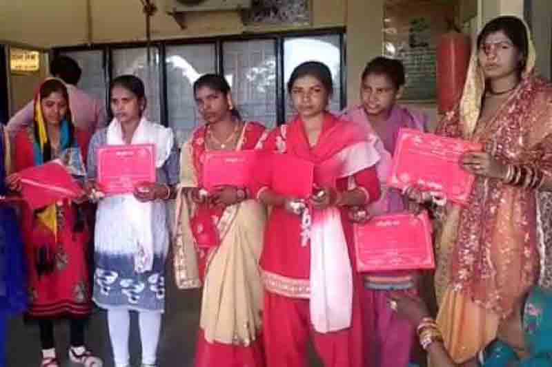 सीएम के सामूहिक विवाह कार्यक्रम में दुल्हनों को थमा दिए नकली जेवर