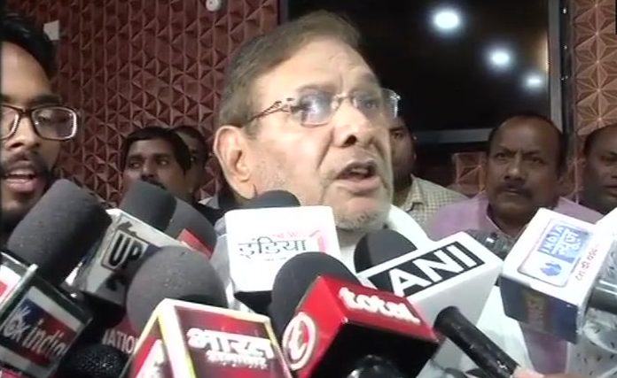 अखिलेश यादव से मिले शरद यादव, मायावती से भी करेंगे मुलाकात