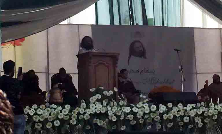 यूँ हुई किरकिरी: श्री श्री के कार्यक्रम में आज़ादी के नारे लगाकर पब्लिक गायब