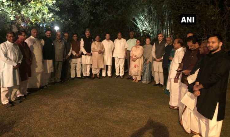 सोनिया गांधी के डिनर में जुटे 20 दलों के शीर्ष नेता, महागठबंधन पर हुई चर्चा
