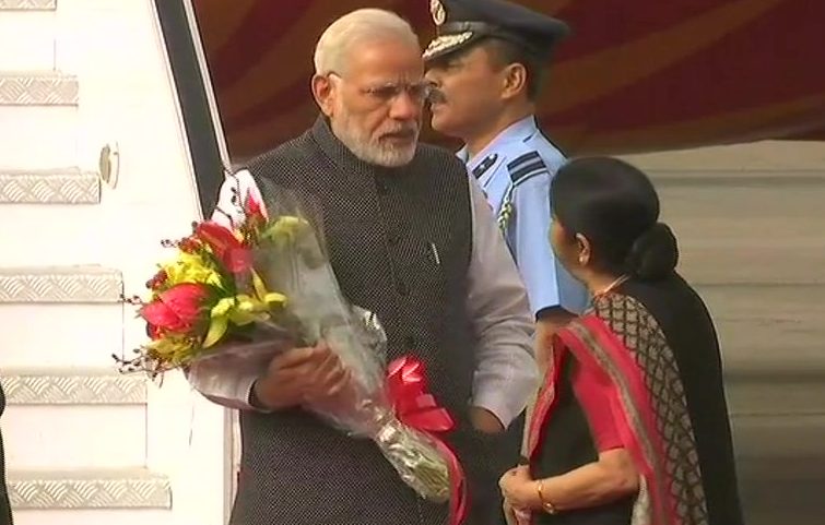 तीन देशों की यात्रा के बाद भारत पहुंचे पीएम मोदी, विदेश मंत्री ने किया स्वागत
