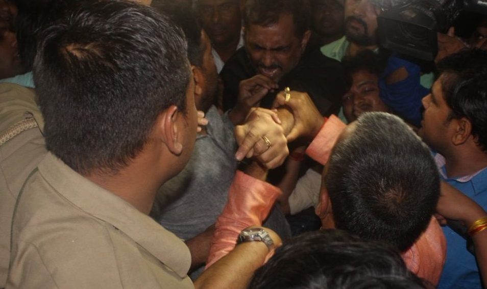 उन्नाव: बलात्कार के आरोपी बीजेपी विधायक ने किया सरेंडर, सर्मथको ने की मीडिया से बदसलूकी