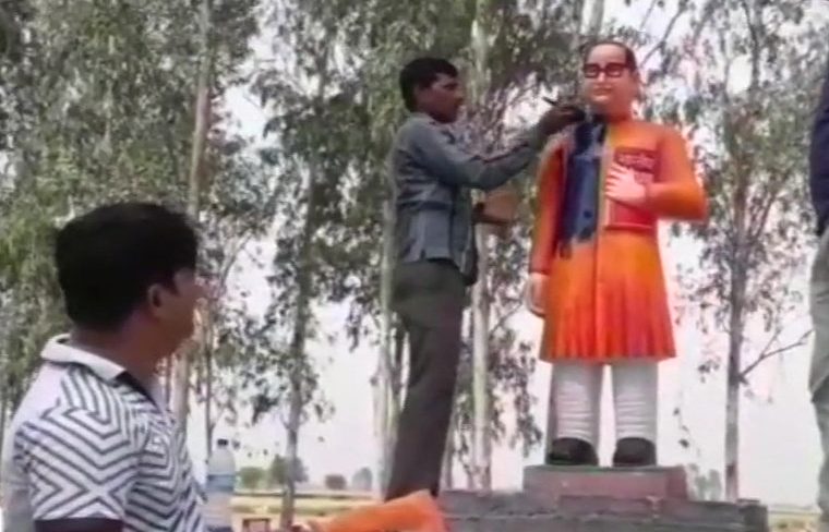 बदायूं में विरोध के बाद भगवा से फिर नीले हुए डा अंबेडकर