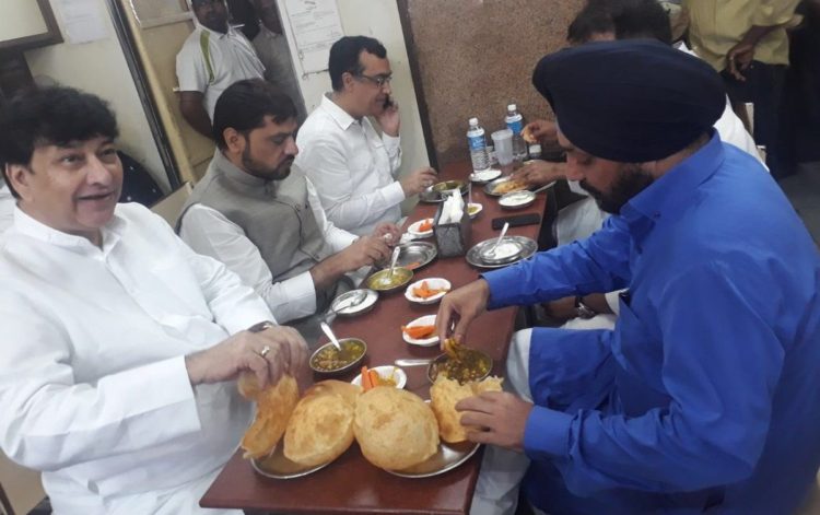 माकन सहित इन नेताओं ने कराई कांग्रेस की किरकिरी, उपवास से पहले खाये छोले भटूरे
