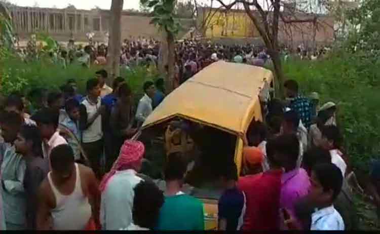दुखद: ट्रेन की चपेट में आई स्कूल वैन, 12 बच्चो की मौत