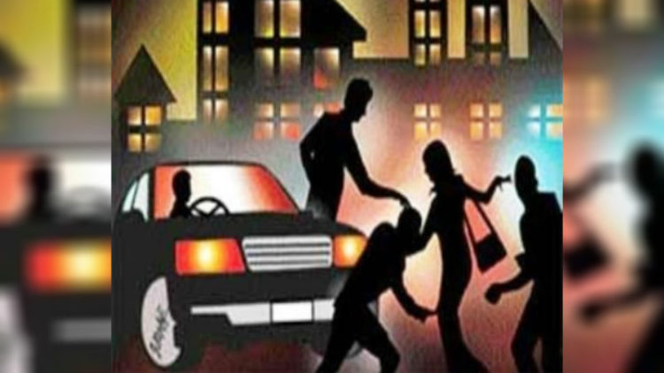 नोएडा में चलती कार में 11वीं की छात्रा से गैंगरेप, 11 घंटे बाद छोड़ा