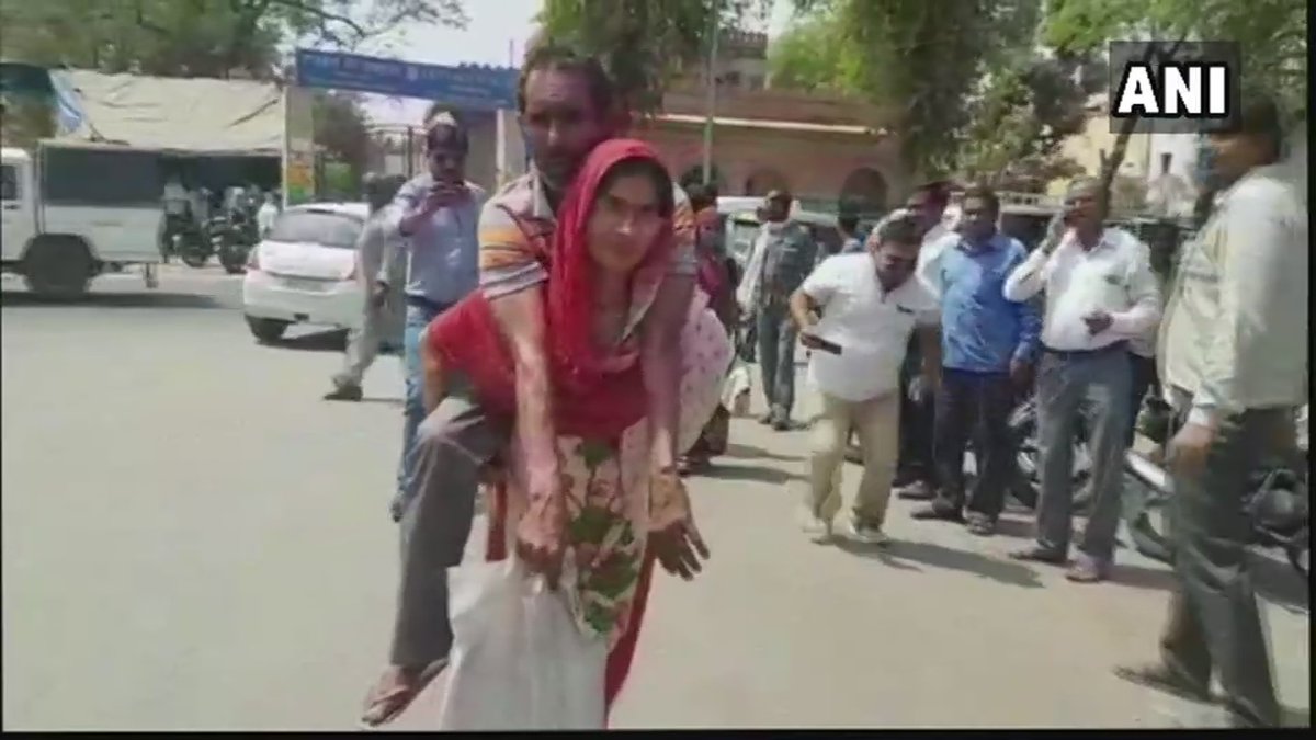 आँखे मूँदे बैठे रहे अधिकारी, पति को पीठ पर लादकर दफ्तरों के चक्कर लगाती रही महिला